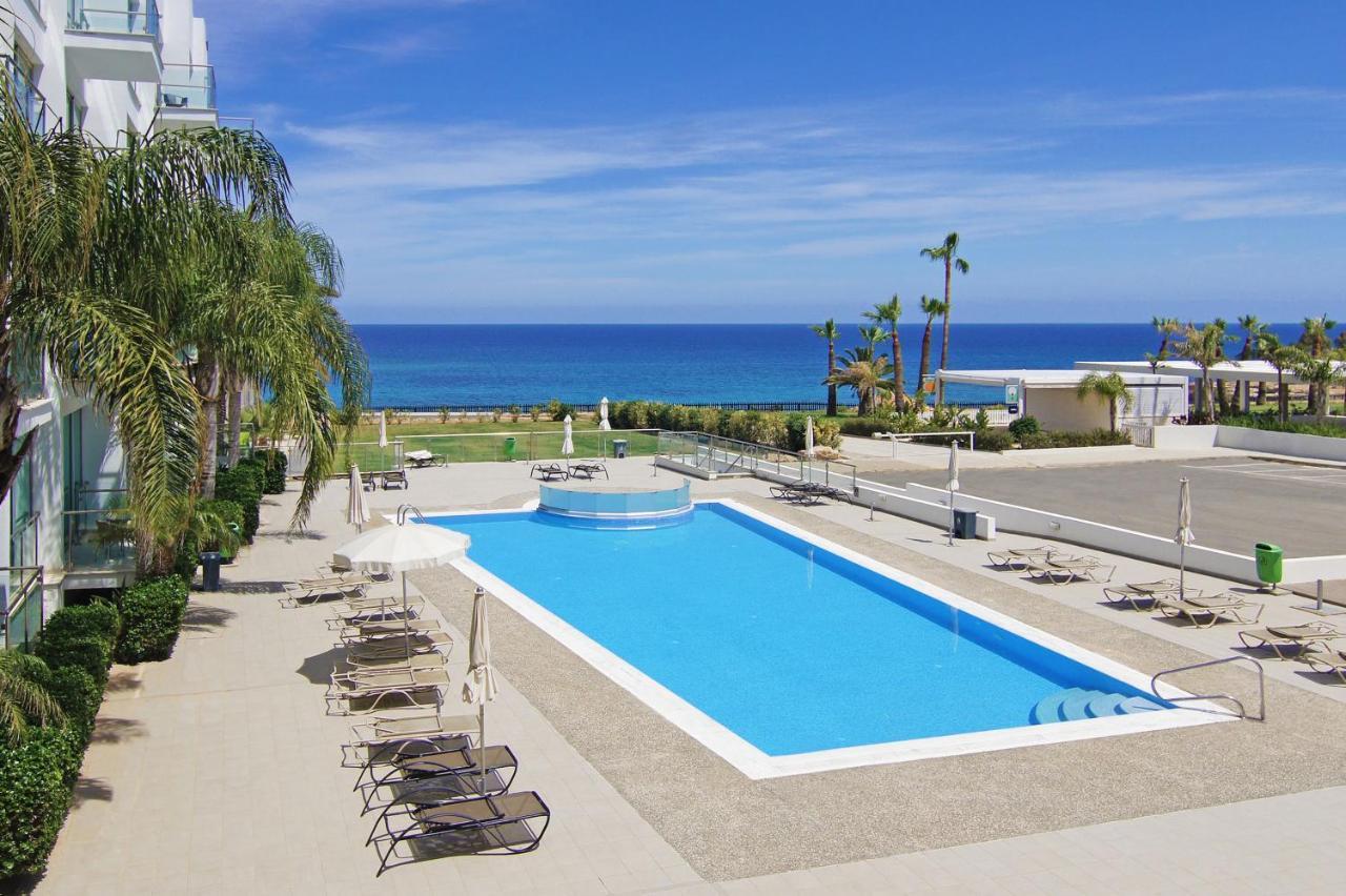 Lucile - Coralli Beachfront Apartment Paralimni Esterno foto