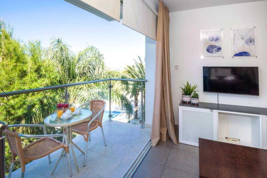 Lucile - Coralli Beachfront Apartment Paralimni Esterno foto