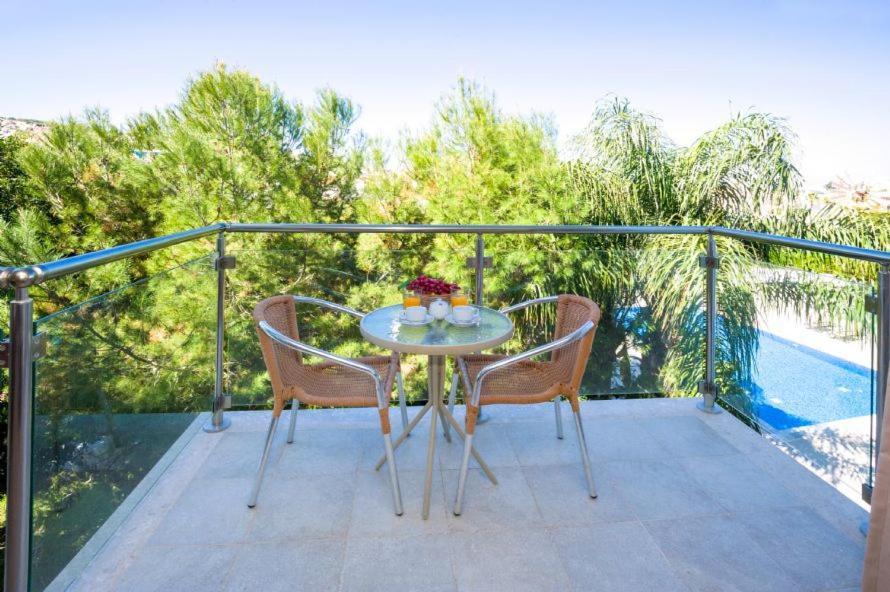 Lucile - Coralli Beachfront Apartment Paralimni Esterno foto