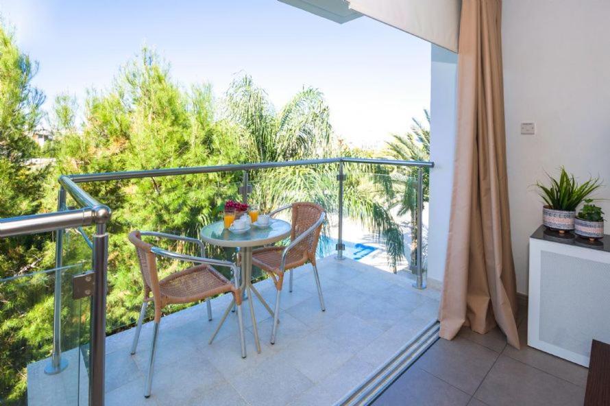 Lucile - Coralli Beachfront Apartment Paralimni Esterno foto