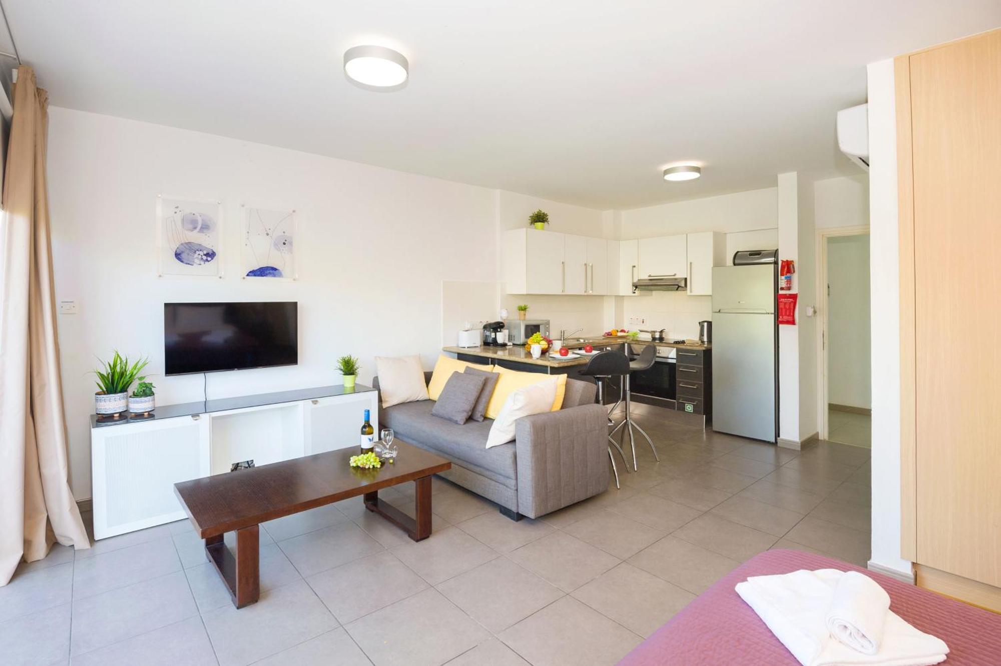 Lucile - Coralli Beachfront Apartment Paralimni Esterno foto