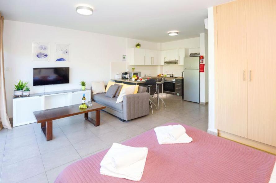 Lucile - Coralli Beachfront Apartment Paralimni Esterno foto