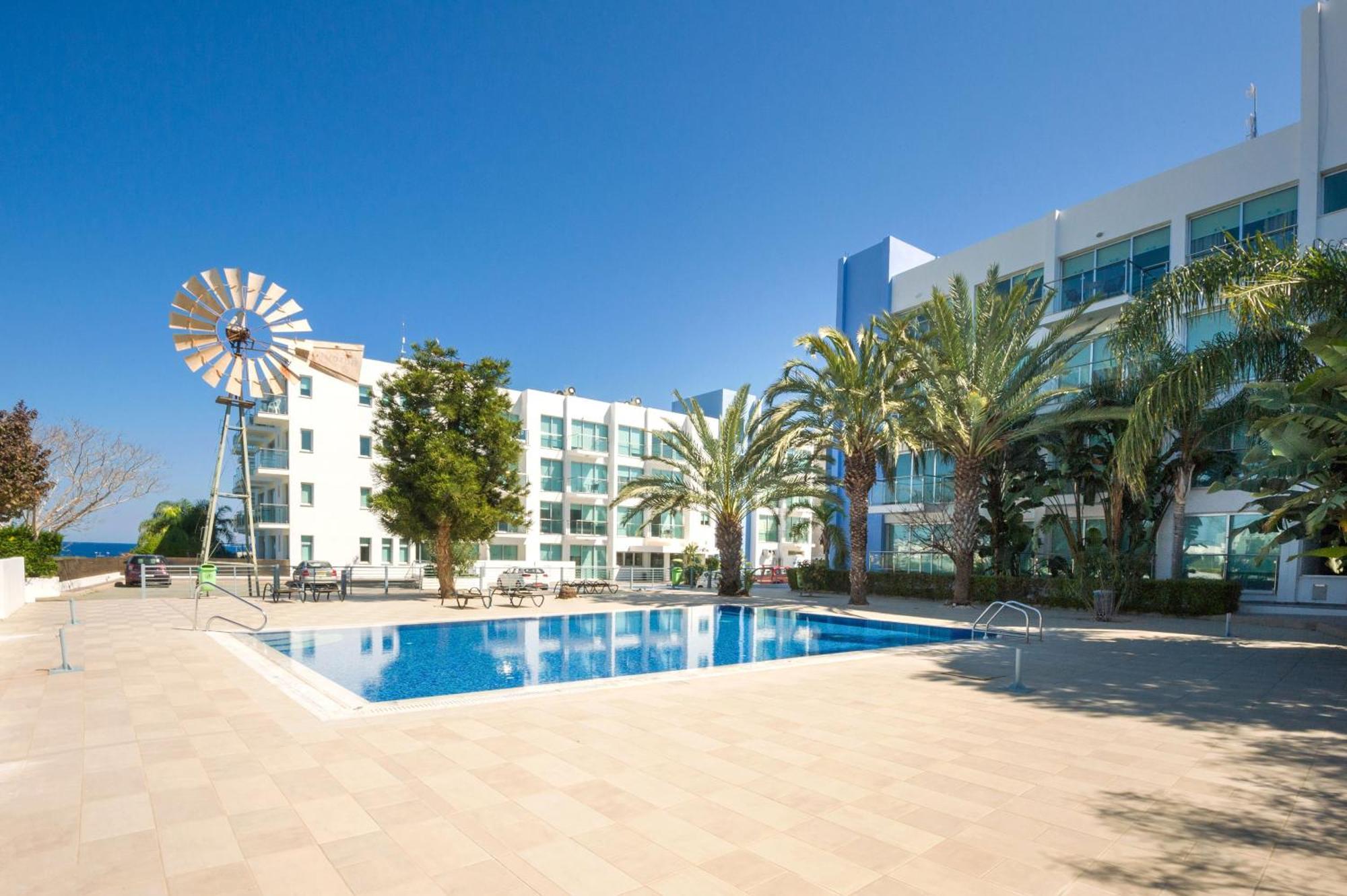 Lucile - Coralli Beachfront Apartment Paralimni Esterno foto