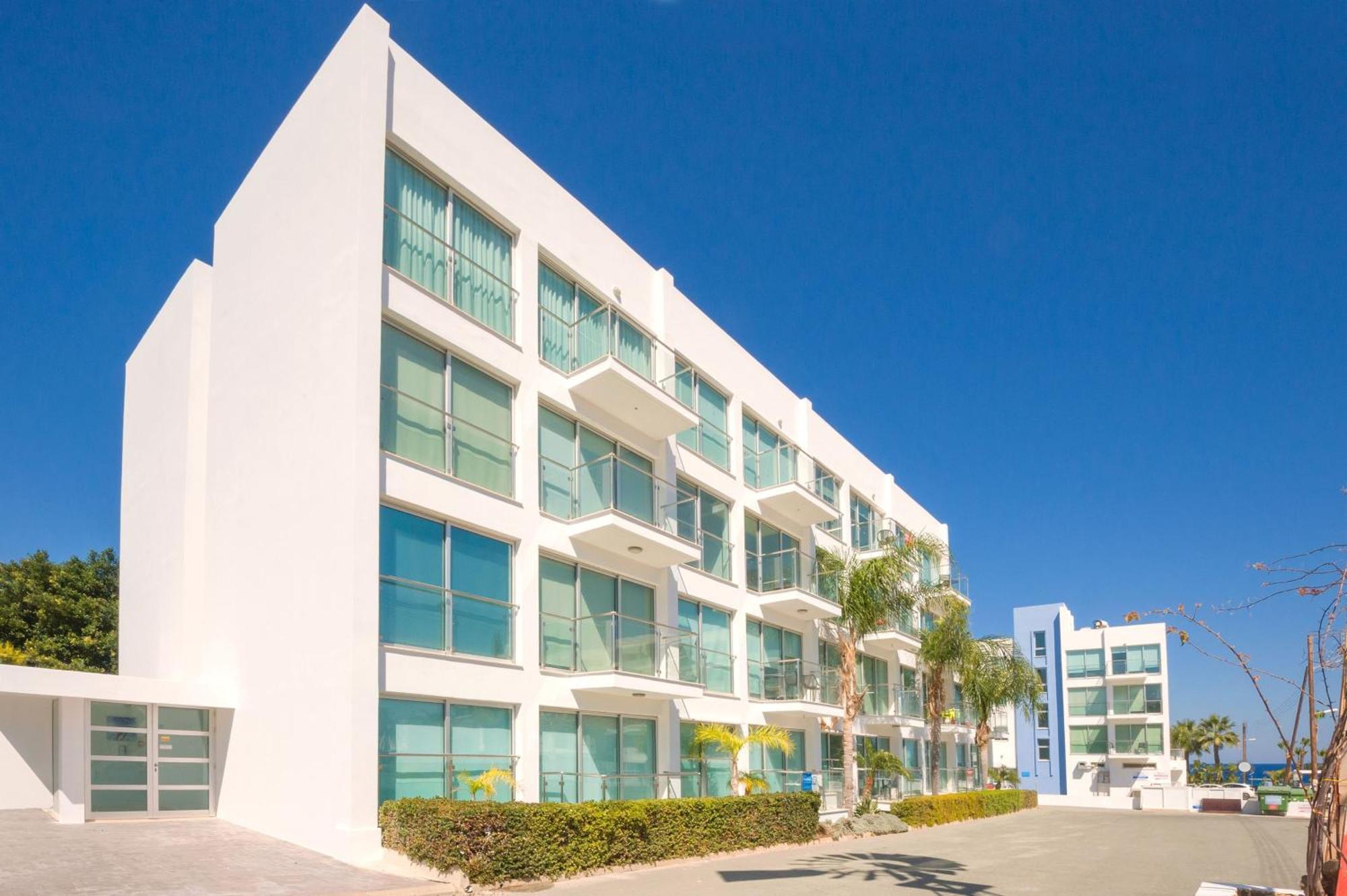 Lucile - Coralli Beachfront Apartment Paralimni Esterno foto