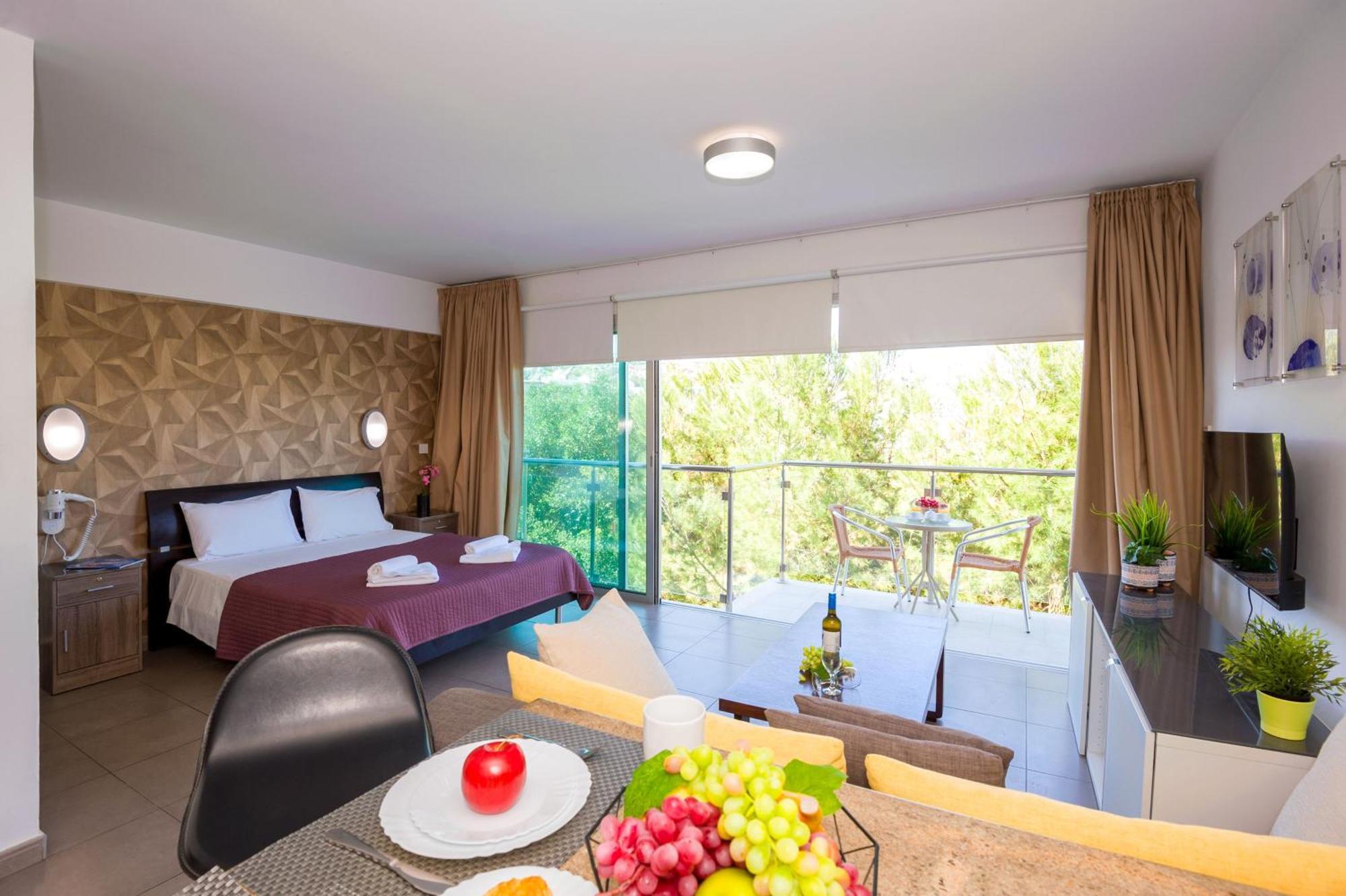 Lucile - Coralli Beachfront Apartment Paralimni Esterno foto
