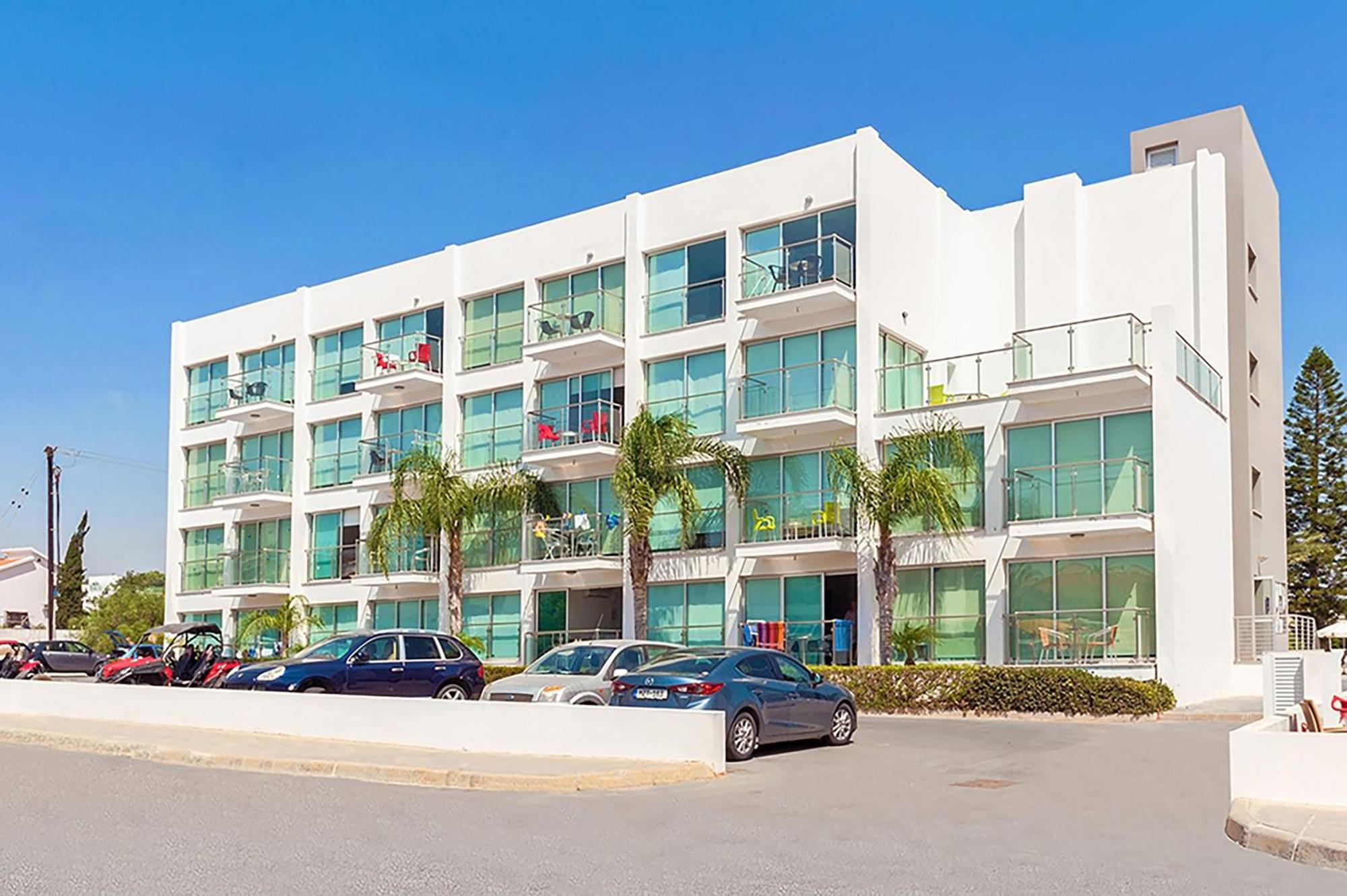Lucile - Coralli Beachfront Apartment Paralimni Esterno foto